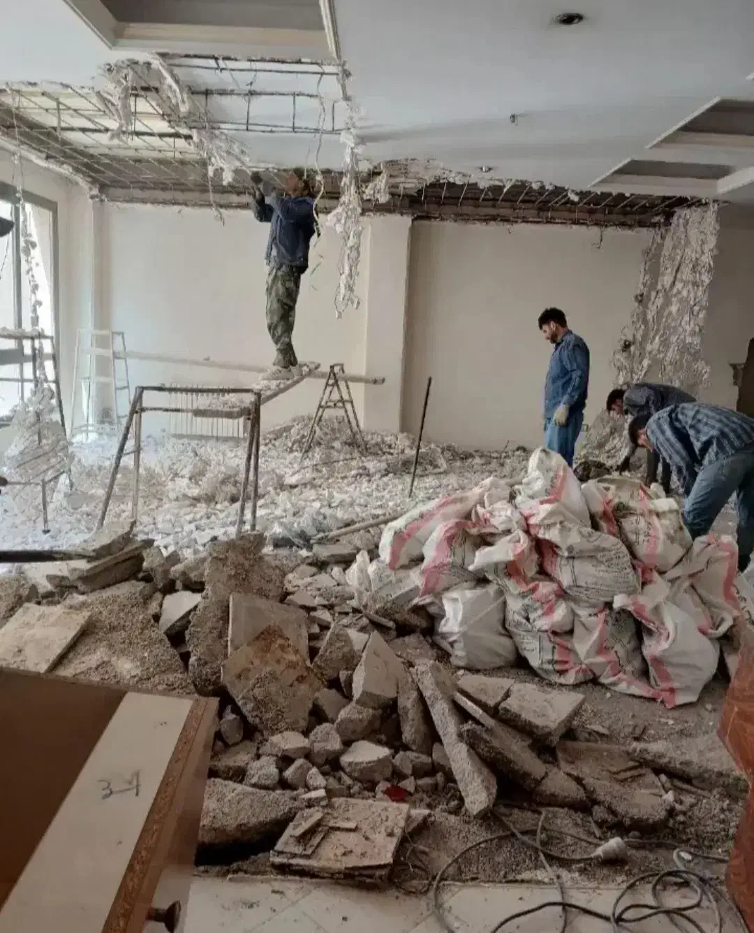 تخریب ساختمان کلی و جزئی با بهترین ابزار و اکیب|خدمات پیشه و مهارت|زنجان, |دیوار