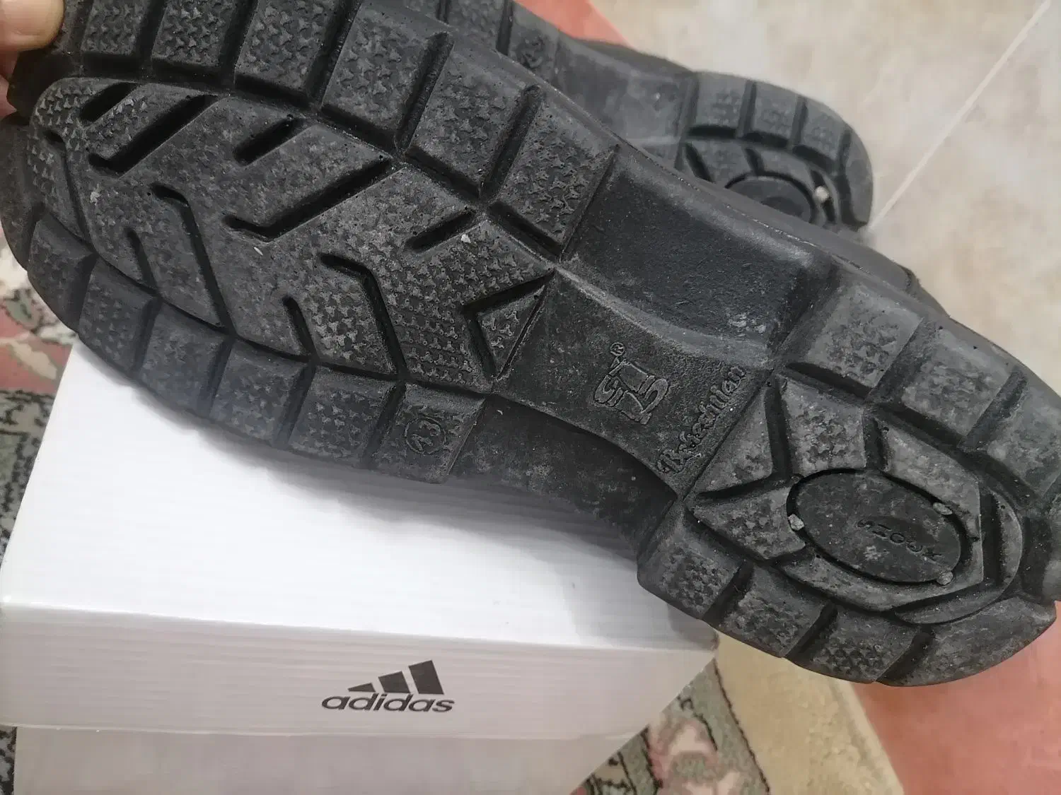 کفش کاروکفش سربازی|کیف، کفش، کمربند|قم, چهل درخت|دیوار