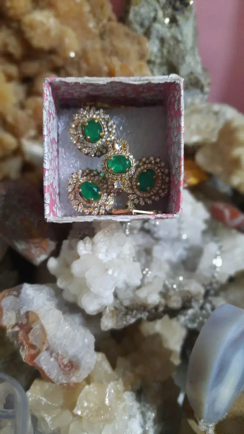 ست گوشواره و انگشتر و گردنی با سنگ سنتتیک زمرد|بدلیجات|بندر انزلی, ساحل قو|دیوار