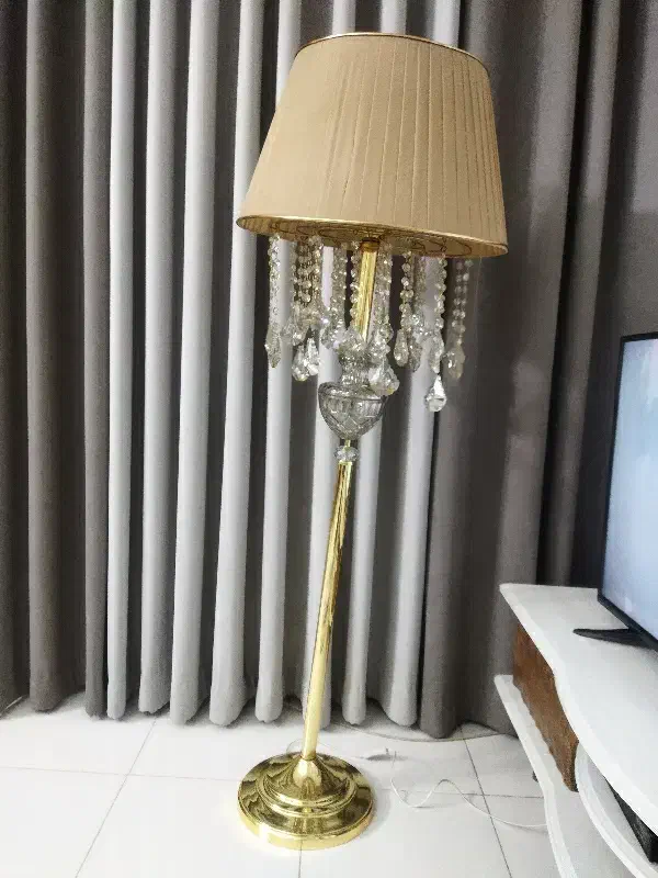 آباژور کنار سالنی|چراغ خواب و آباژور|تهران, تختی|دیوار