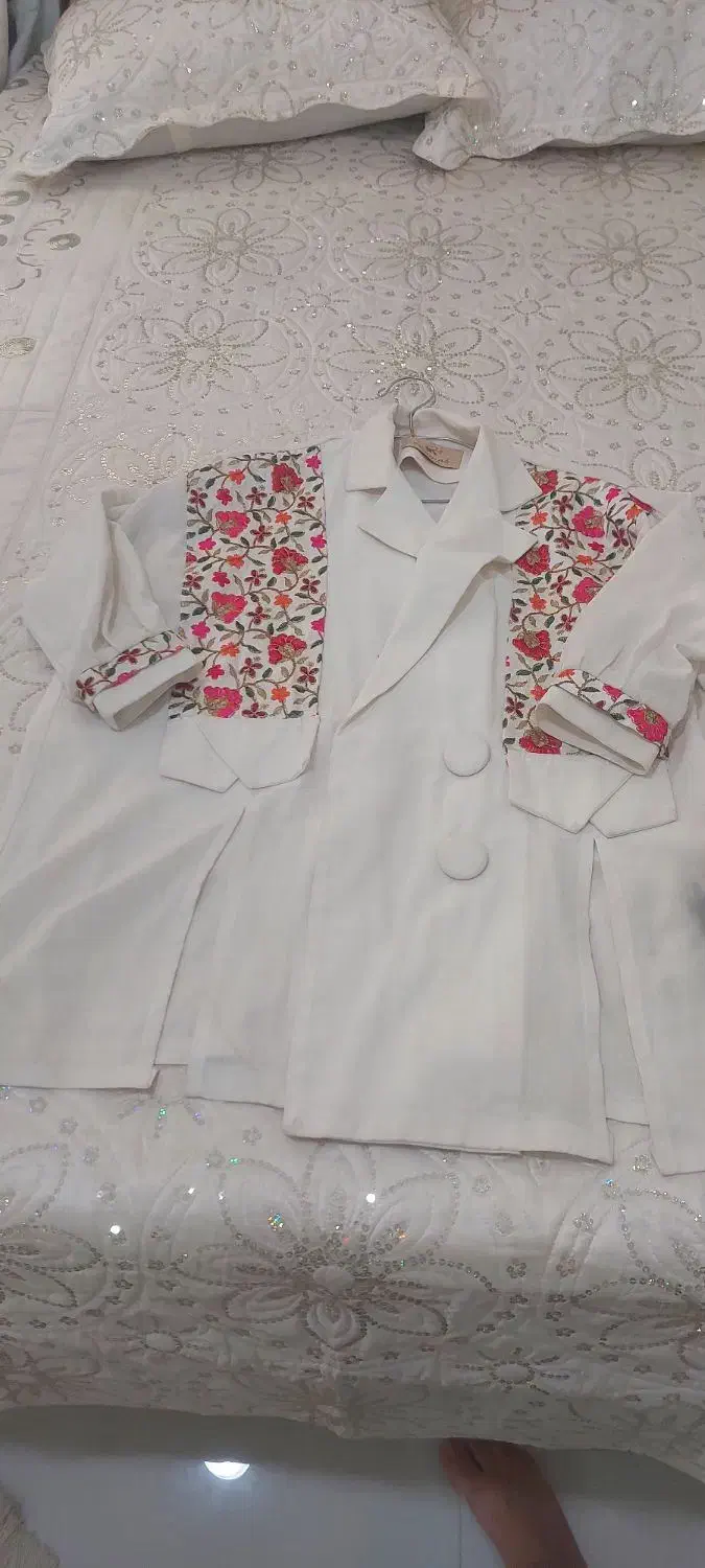 مانتو|لباس|کرج, باغستان|دیوار