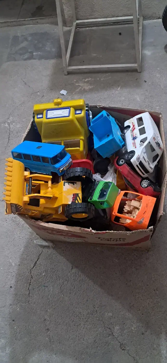 اسباب بازی یک کارتون یک جا ماشین کامیون عروسک|اسباب‌بازی بچه|تهران, سجاد|دیوار