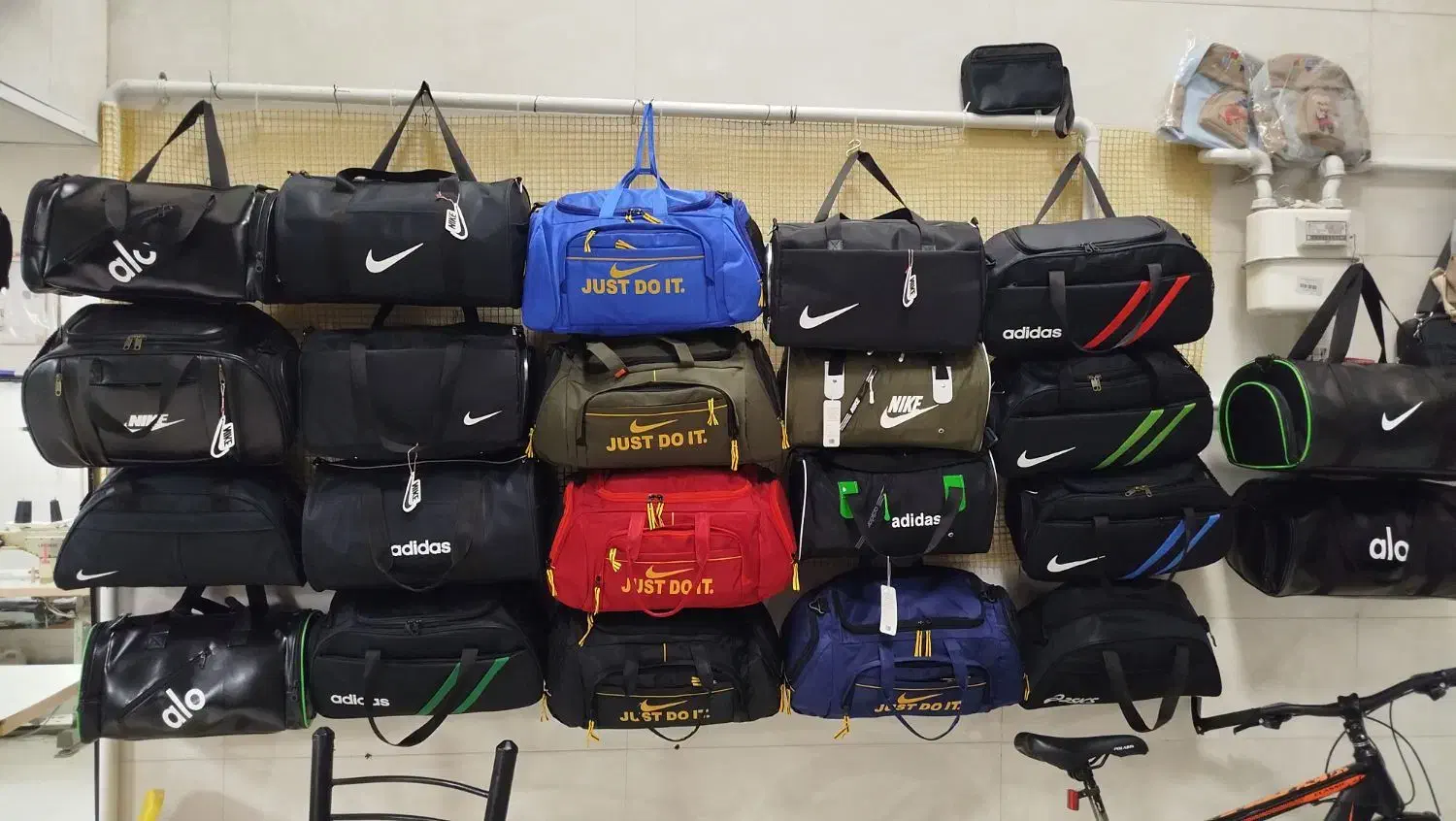 تولیدی کیف محمدی.تعمیرات انواع کیف.|کیف، کفش، کمربند|مهاجران, |دیوار