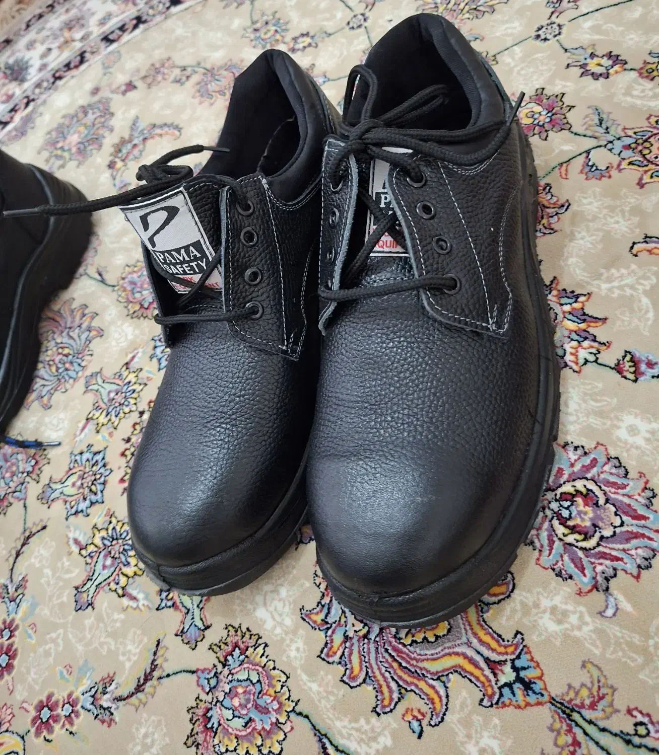 کفش|کیف، کفش، کمربند|رباط‌کریم, رباط‌کریم|دیوار