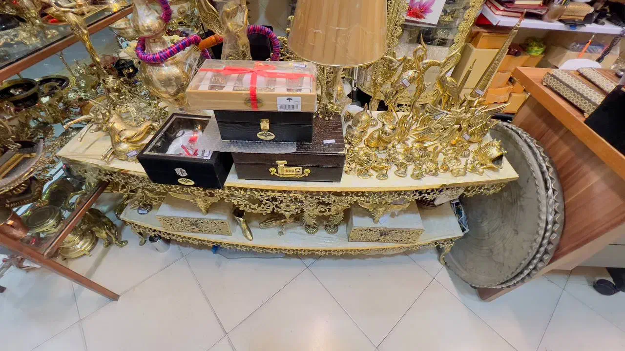 ساعت،ویترین،میز تلویزیون .برنجی.|بوفه، ویترین، کنسول|کرج, باغستان|دیوار