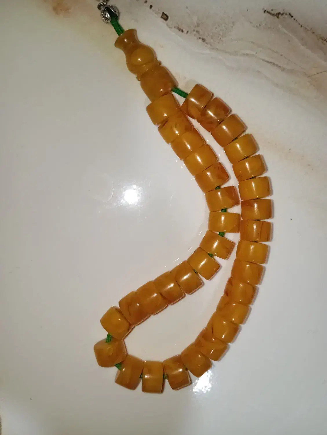 تسبیح کهربا بودار رگه دار|کلکسیون اشیاء عتیقه|سلماس, |دیوار