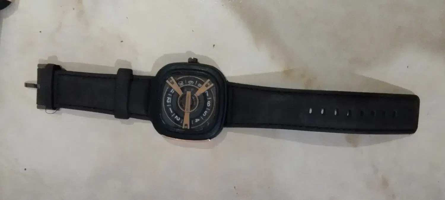 سه عدد ساعت مچی|ساعت|قدس, شهر‌قدس|دیوار