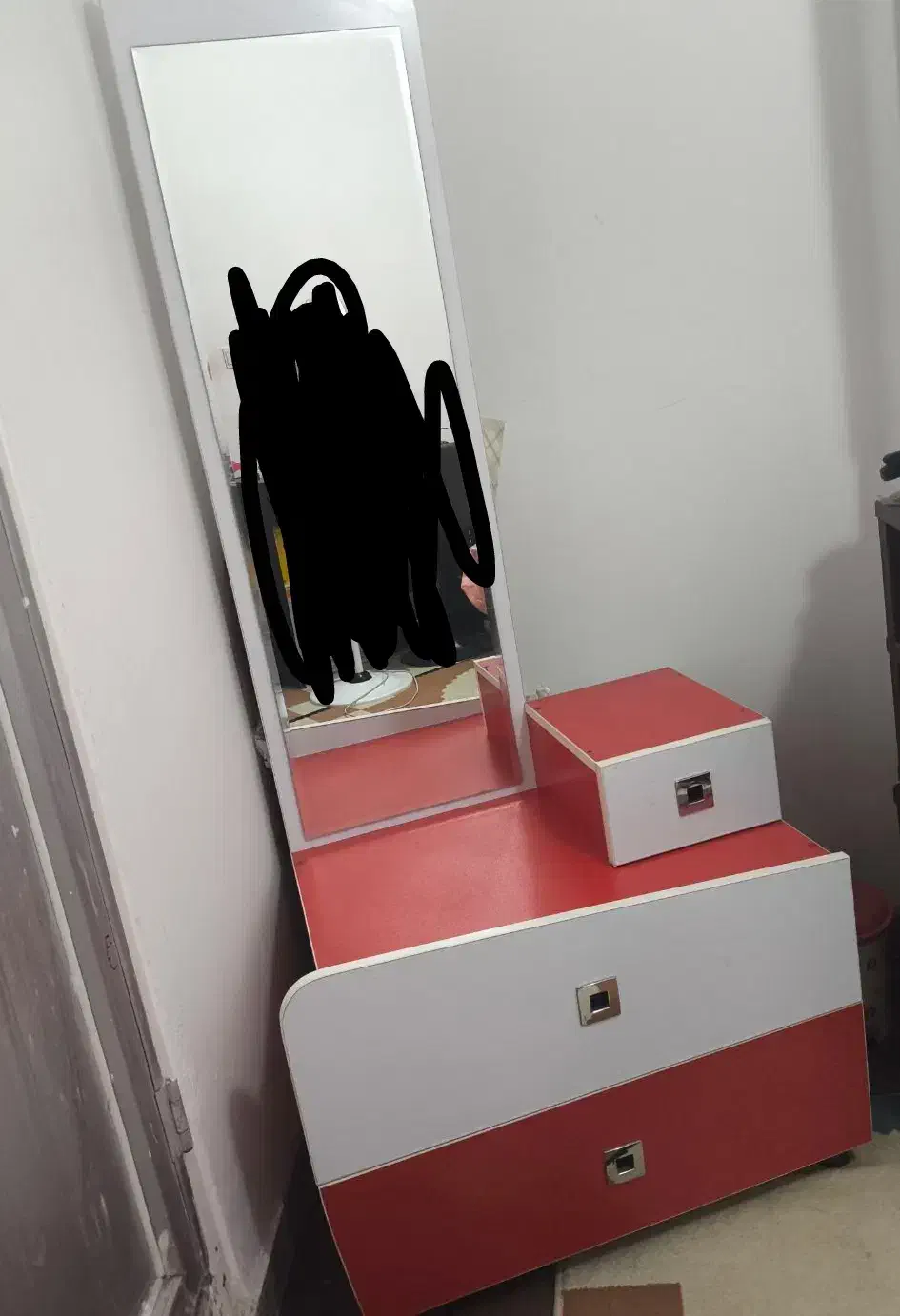 میز آرایشی سفید قرمز|تخت و سرویس خواب|شیراز, شهرک سراج|دیوار