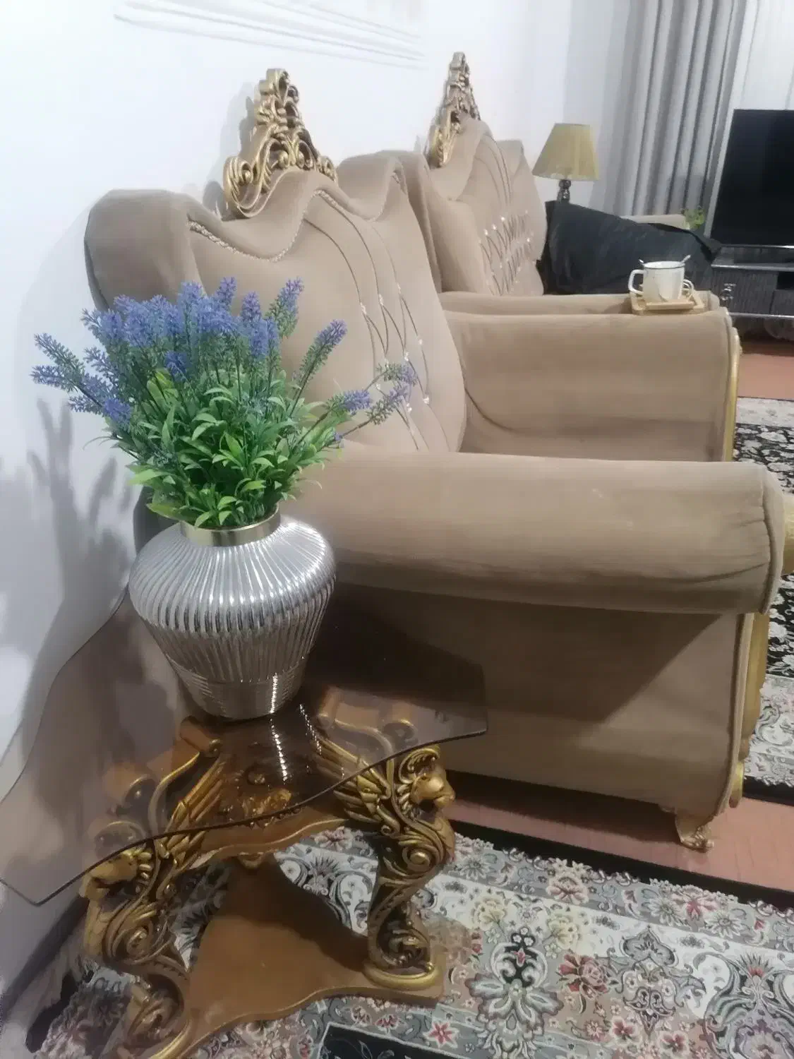 مبل 7 نفره شتری همراه با گلمیز و اباژور|مبلمان خانگی و میز عسلی|شیراز, مسلم|دیوار