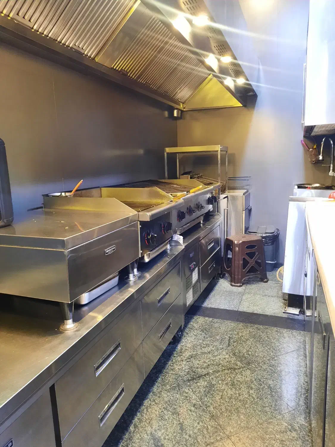 مغازه فست فوت با کلیه امکانات بر اصلی آیت کاشانی|اجارهٔ مغازه و غرفه|تهران, سازمان برنامه شمالی|دیوار