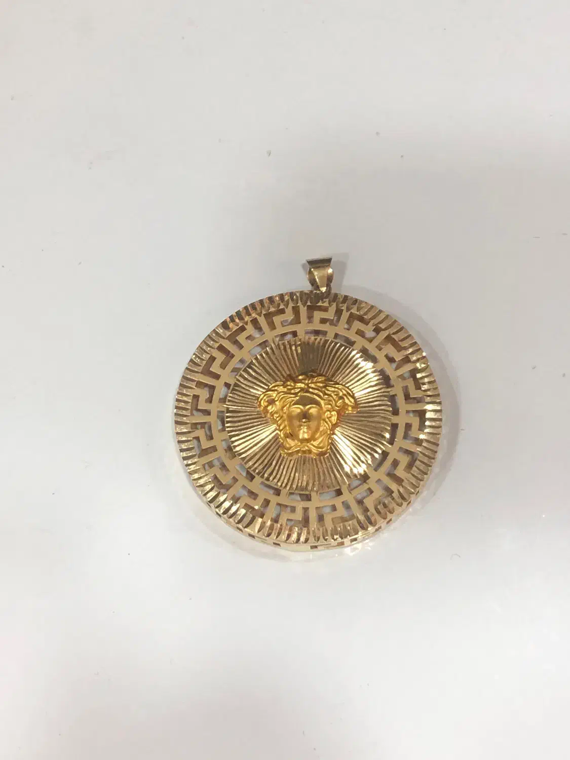 مدال ورساچه مدوسا|جواهرات|شیراز, شاهچراغ|دیوار