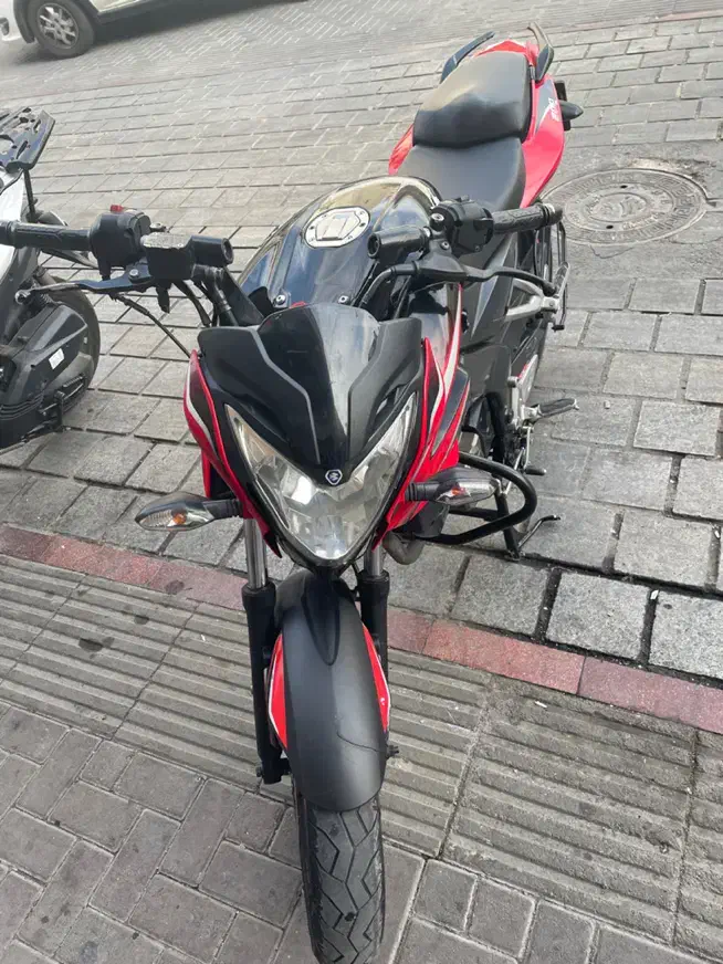 پالس ان اس ۱۵۰|موتورسیکلت|ری, سرتخت|دیوار