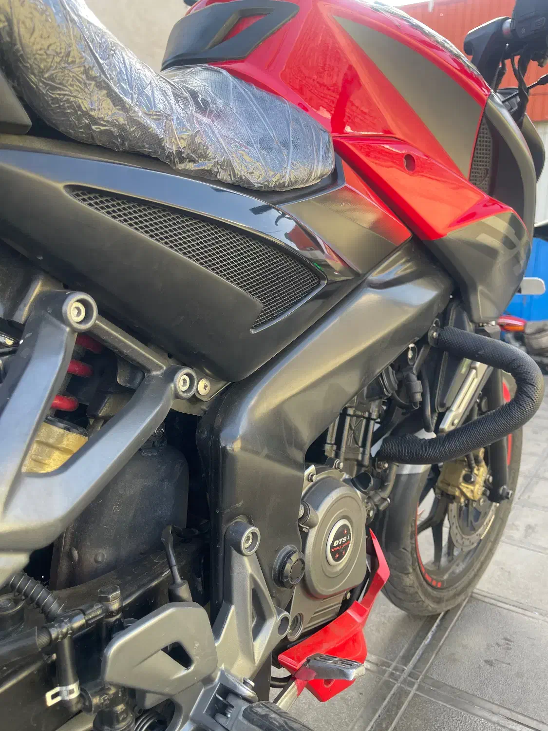 Ns200 قرمز رژ لبی|موتورسیکلت|قم, زند آباد|دیوار