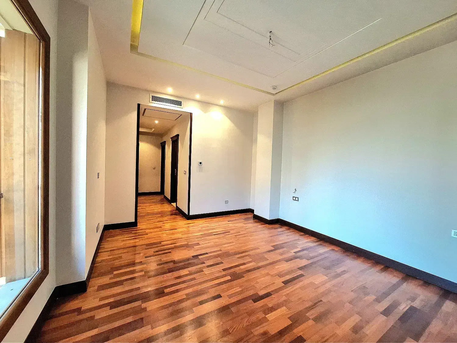 ۲۰۰ متر ۳ خواب فول امکانات لوکس/ ۲ پارکینگ سندی