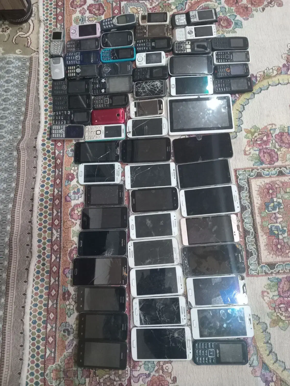 گوشی موبایل|موبایل|کبودرآهنگ, |دیوار