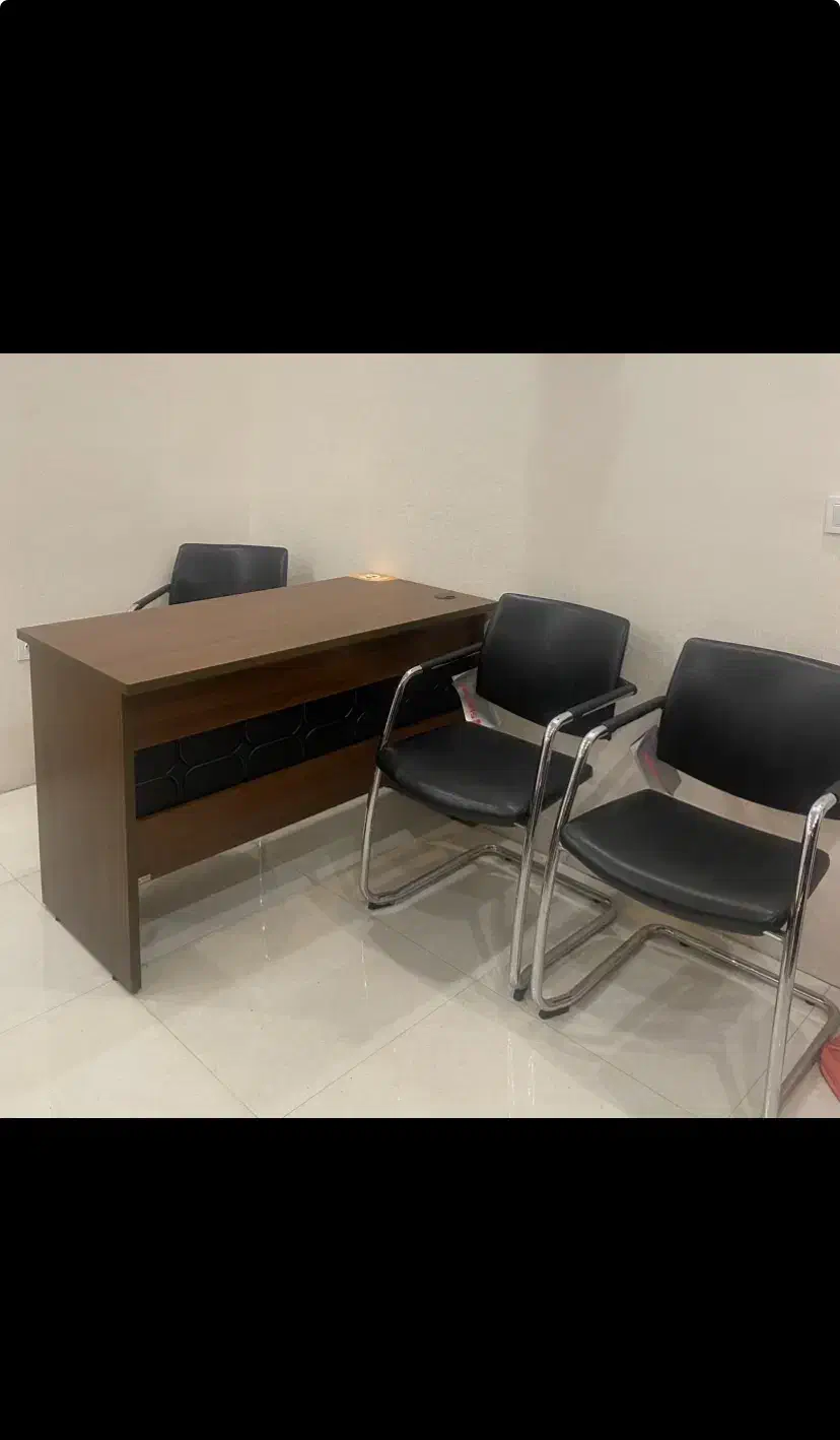 یک میز اداری و ۲ عدد صندلی در حد نو|مبلمان اداری|رشت, منظریه|دیوار
