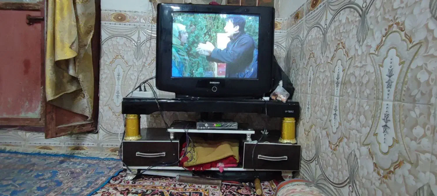 میز به همراه تلویزیون|تلویزیون و پروژکتور|زاهدان, |دیوار