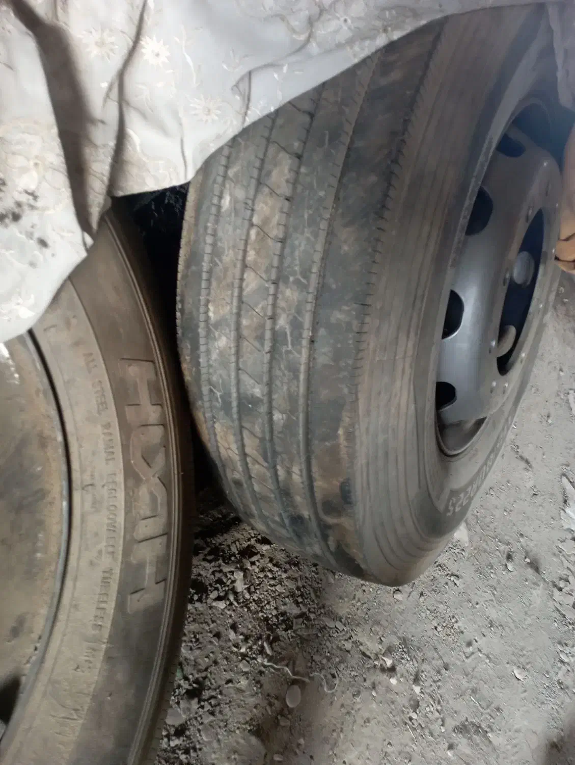 لاستیک تریلی در حد|قطعات یدکی و لوازم جانبی|پیر بکران, |دیوار