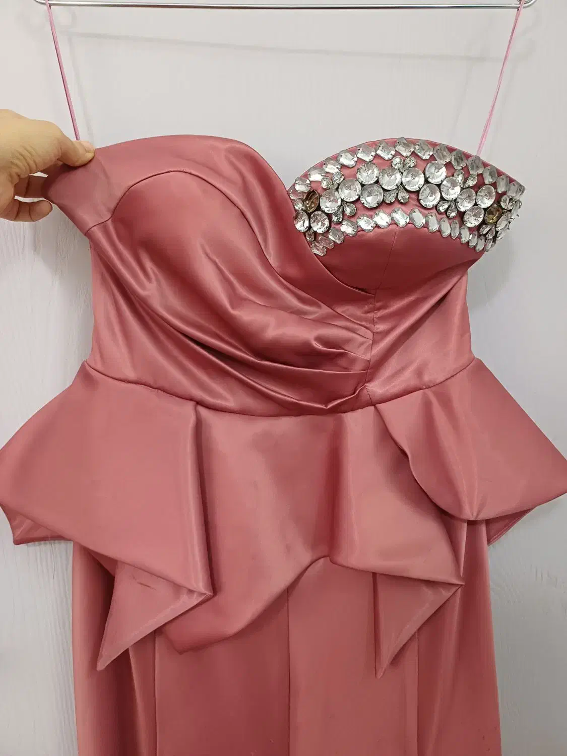 لباس مجلسی|لباس|کاشان, شهرک خاتم الانبیا (مسکن ملی کاشان)|دیوار