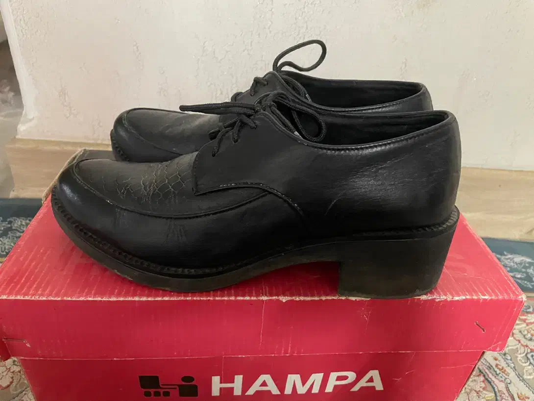 کفش چرم طبیعی زنانه|کیف، کفش، کمربند|ری, شهید غیوری (ابن باویه)|دیوار