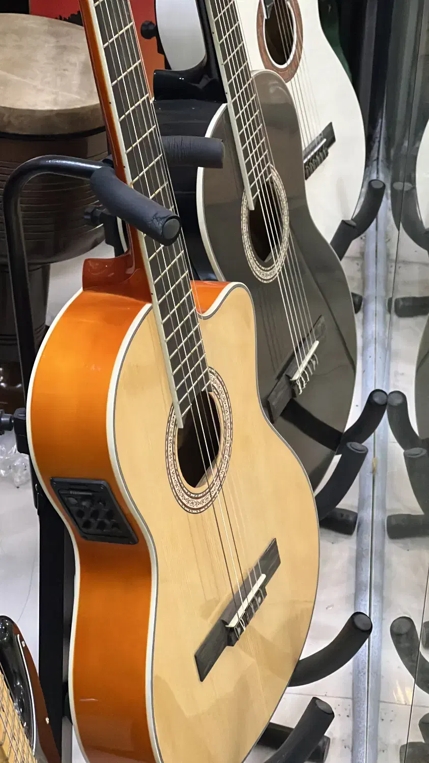 گیتار کلاسیک|گیتار، بیس، امپلیفایر|مهاباد (آذربایجان غربی), |دیوار