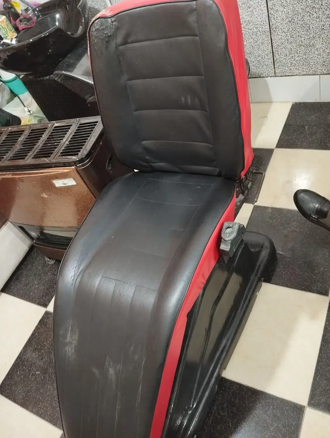 صندلی استاد کار  ارایشگاه|آرایشگاه و سالن‌های زیبایی|خمین, |دیوار