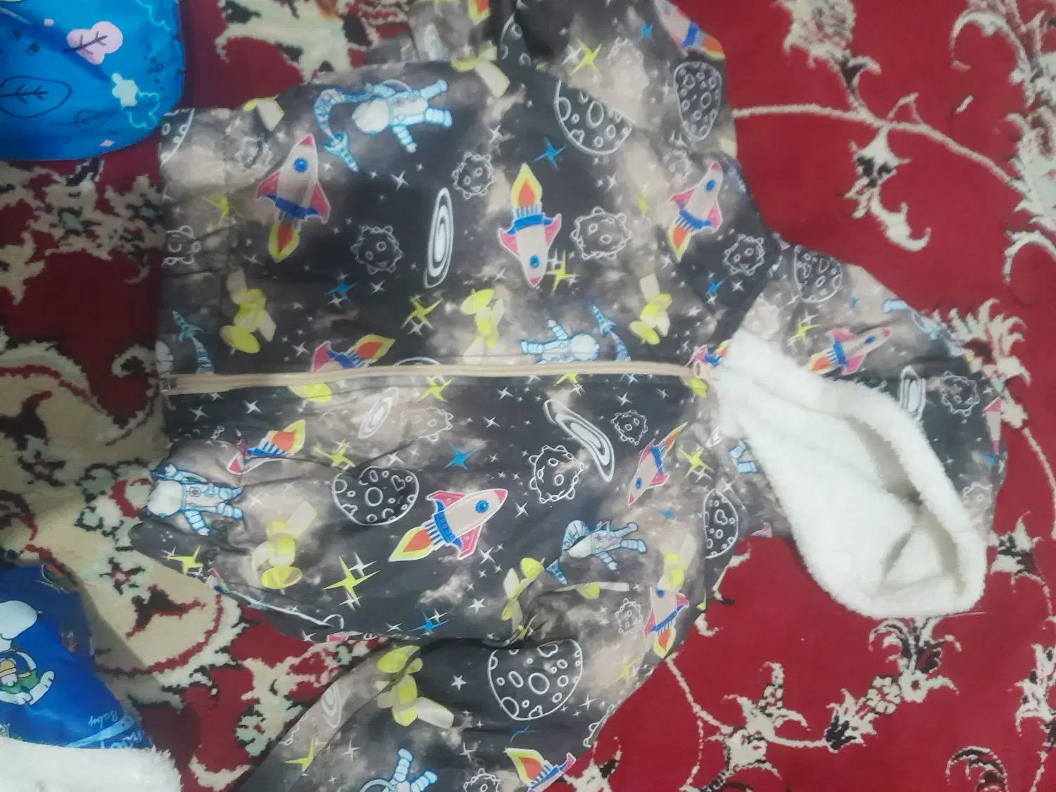 پوشاک|کفش و لباس بچه|خزل, |دیوار