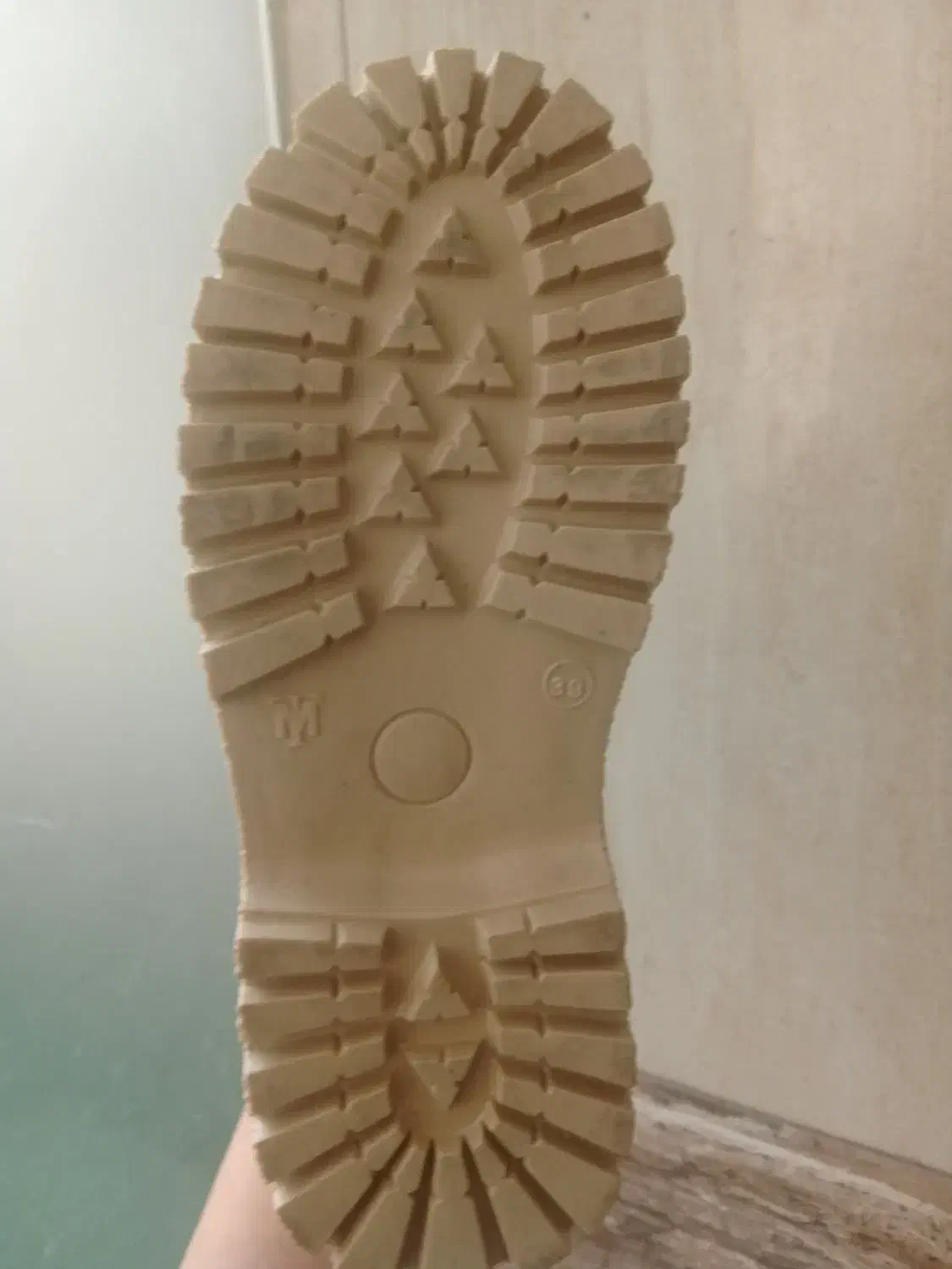 بوت نیم زیپ استخوانی|کیف، کفش، کمربند|اصفهان, فرودگاه|دیوار