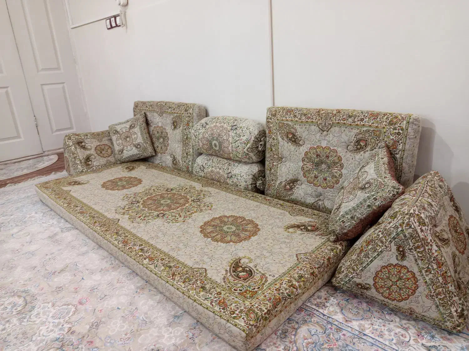 شاه نشین|پشتی|رباط‌کریم, رباط‌کریم|دیوار