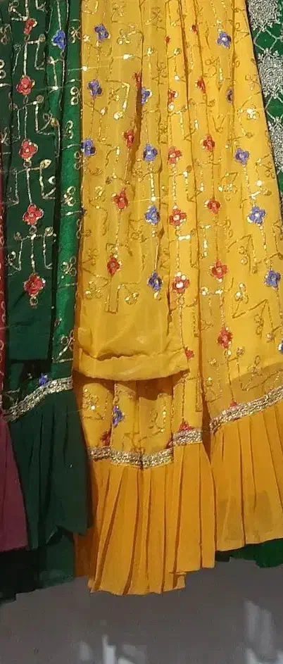 لباس محلی|لباس|باغ ملک, |دیوار