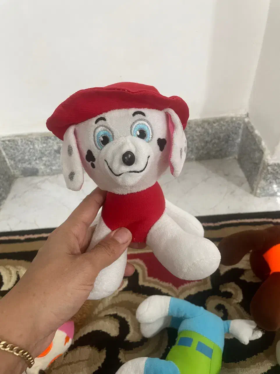 تعدادی عروسک|اسباب‌بازی بچه|رشت, آب آسیاب|دیوار