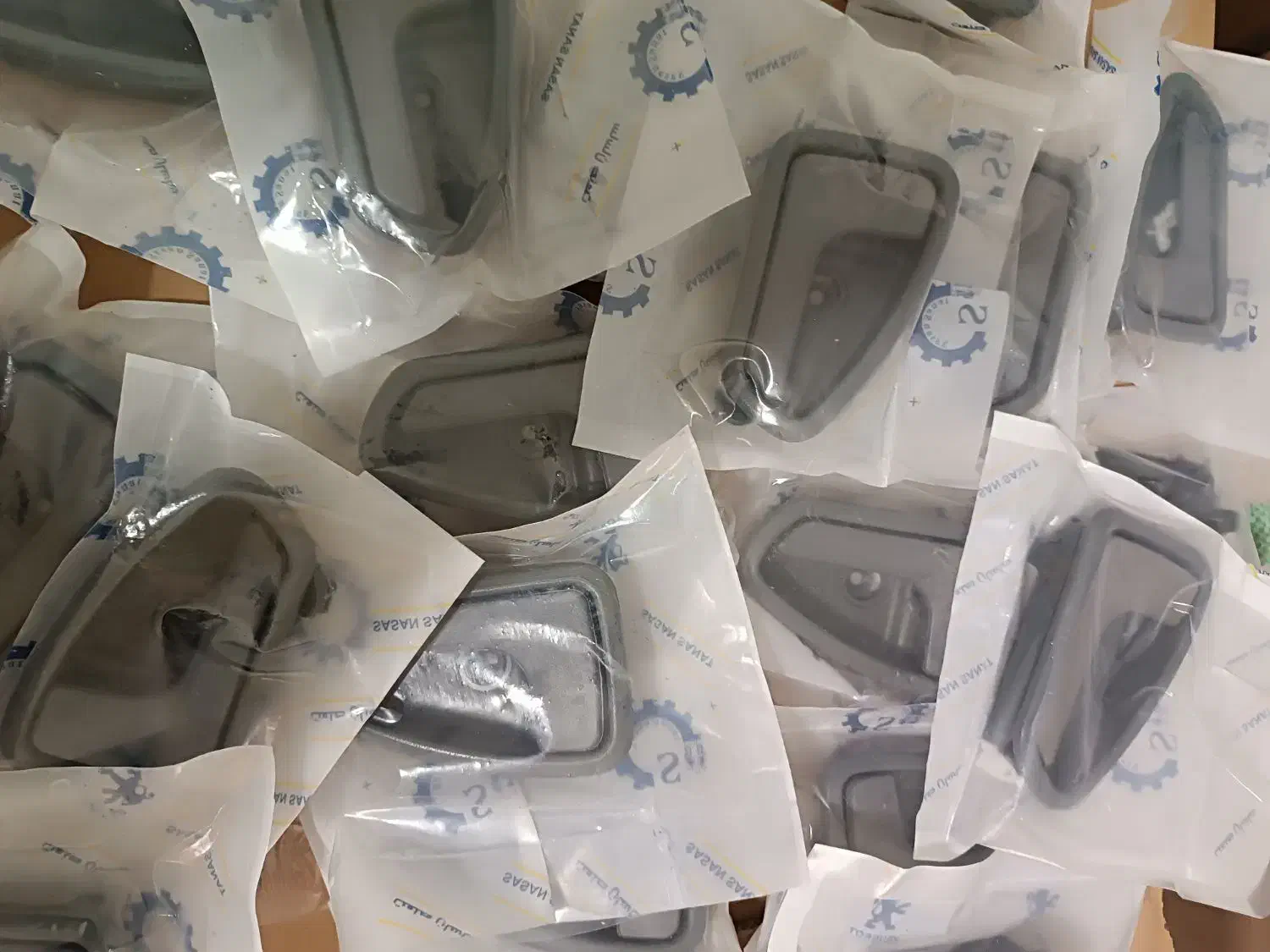 لنت چرخ جلو تیبا و دستگیره بازکن داخلی پراید طوسی|قطعات یدکی و لوازم جانبی|شیراز, شهرک جماران|دیوار