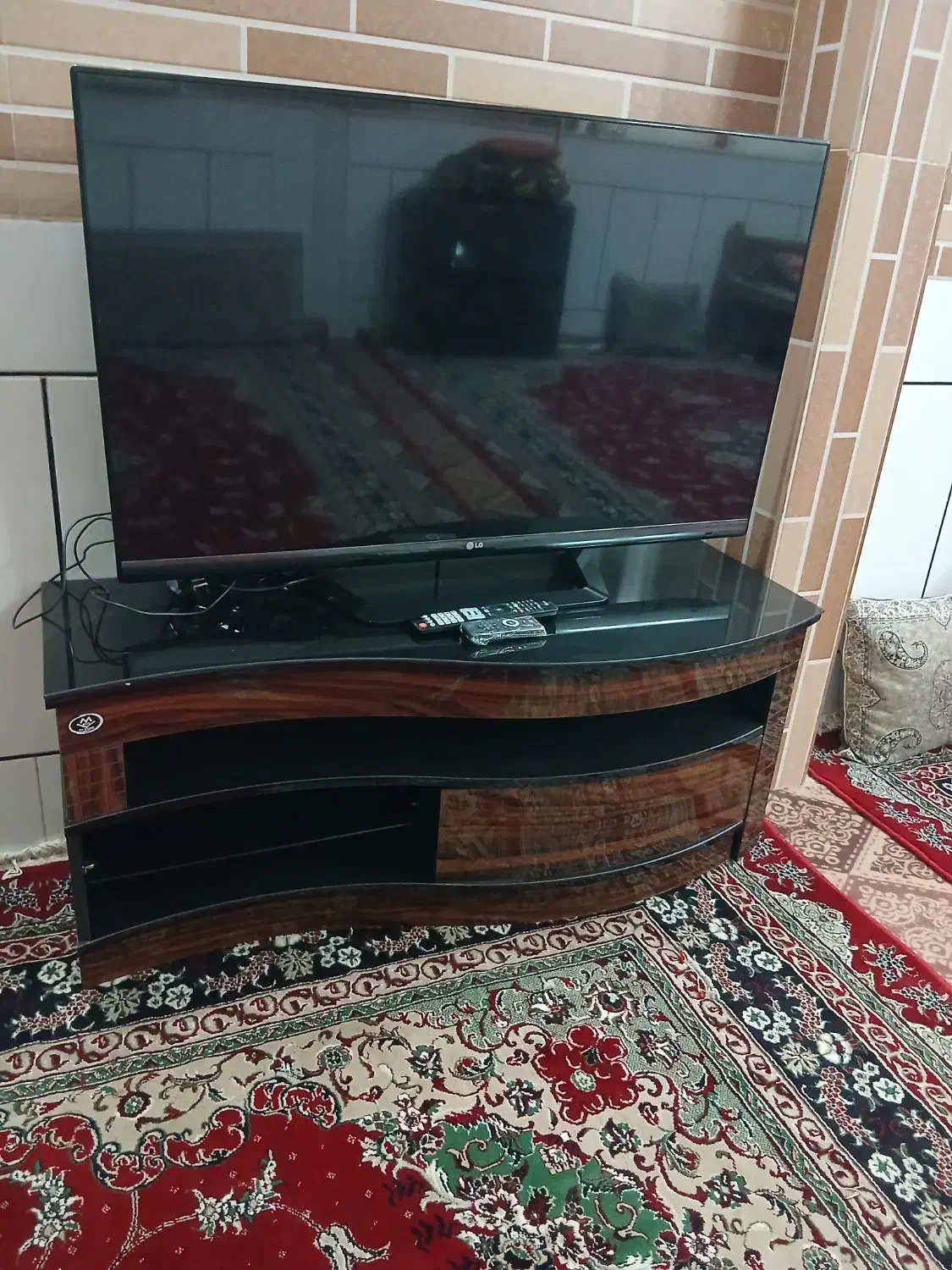 تلوزیون و میز تلوزیون|تلویزیون و پروژکتور|قم, علی آباد سعدگان|دیوار