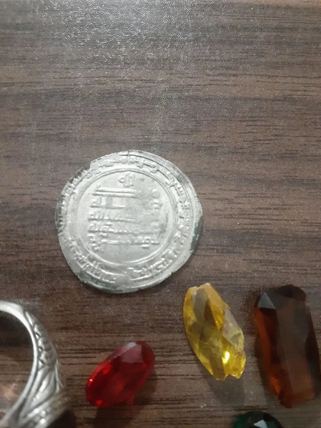 تعدادی نقره وسنگ معدنی ومهره کهنه وتسبیح نقره کوب|کلکسیون اشیاء عتیقه|گرگان, |دیوار