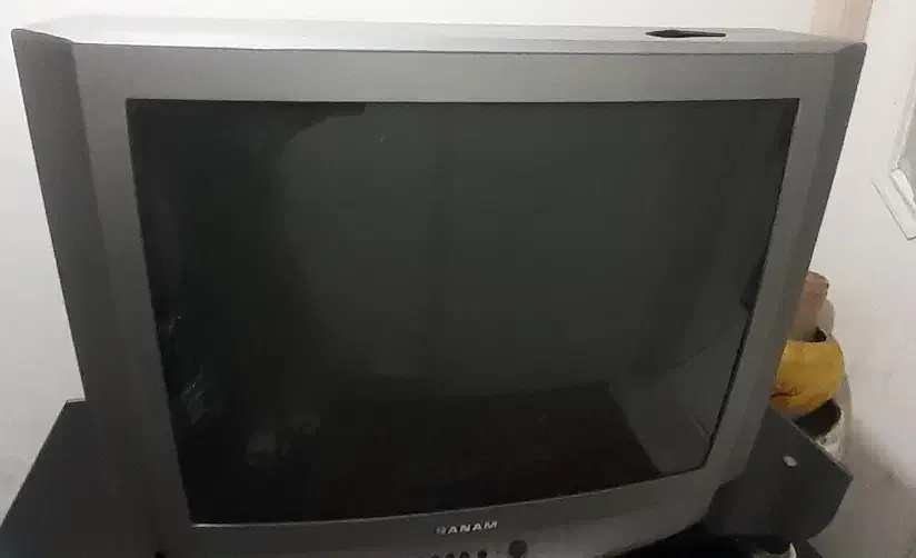 تلویزیون کارکرده و میزتلویزیون درحد نو فروش فوری|میز تلویزیون|رشت, باهنر|دیوار