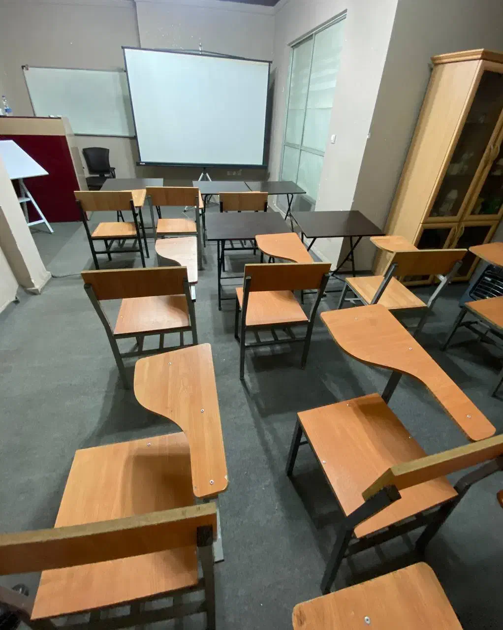 اجاره فضای آموزشی|اجارهٔ کوتاه‌مدت دفتر کار و فضای آموزشی|رشت, نظری|دیوار