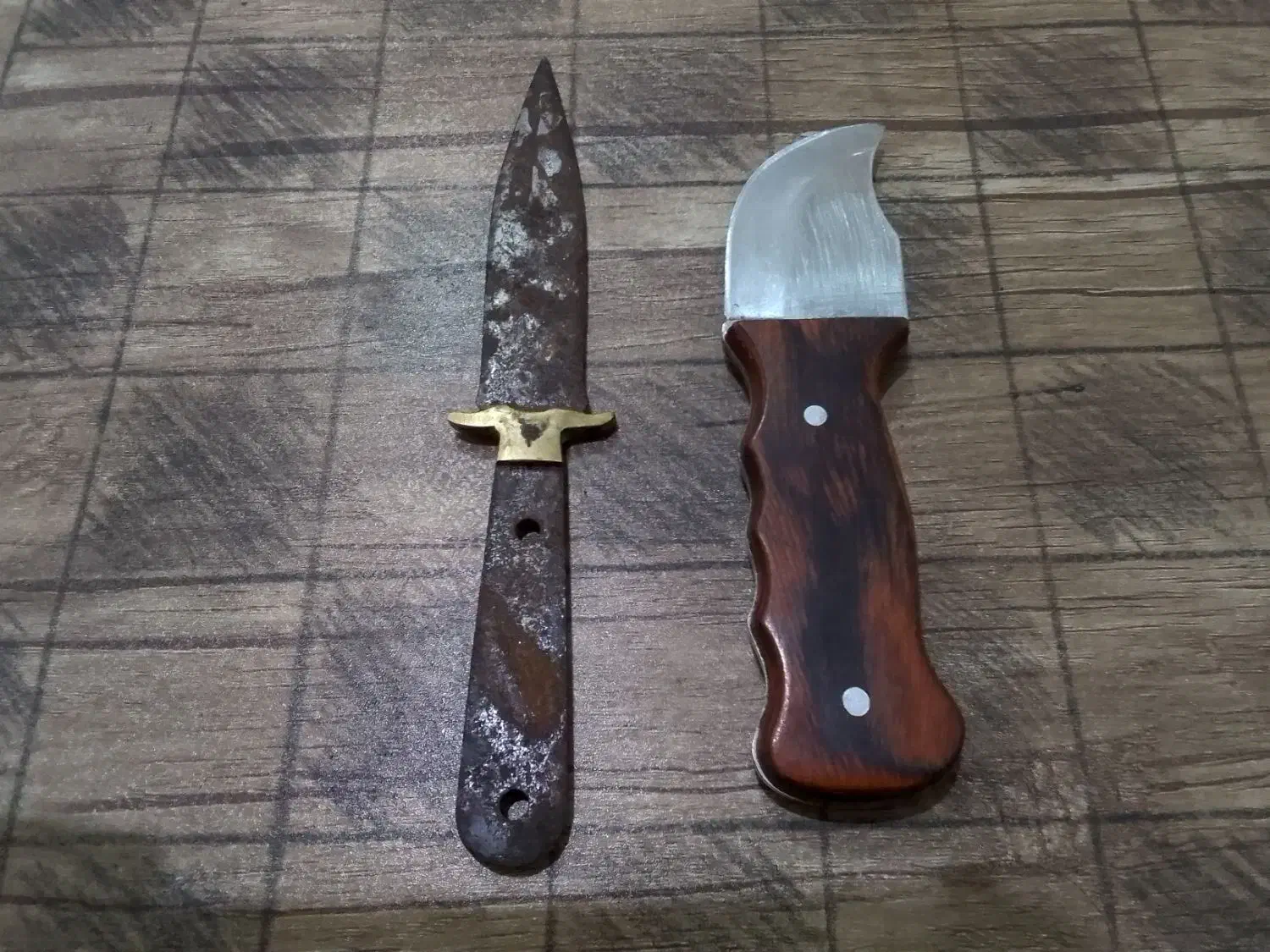 ۲ عدد چاقو|کلکسیون اشیاء عتیقه|رباط‌کریم, رباط‌کریم|دیوار
