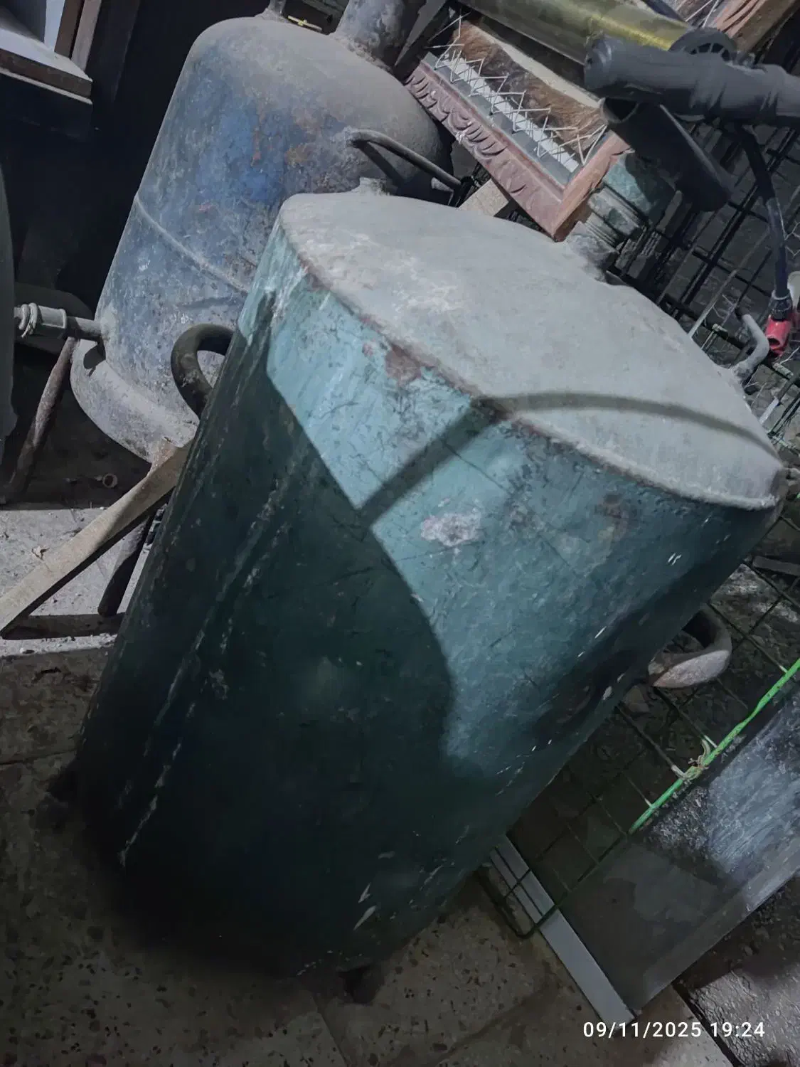 دو عدد کپسول صنعتی برای سندبلاست|ماشین‌آلات صنعتی|آبیک, |دیوار