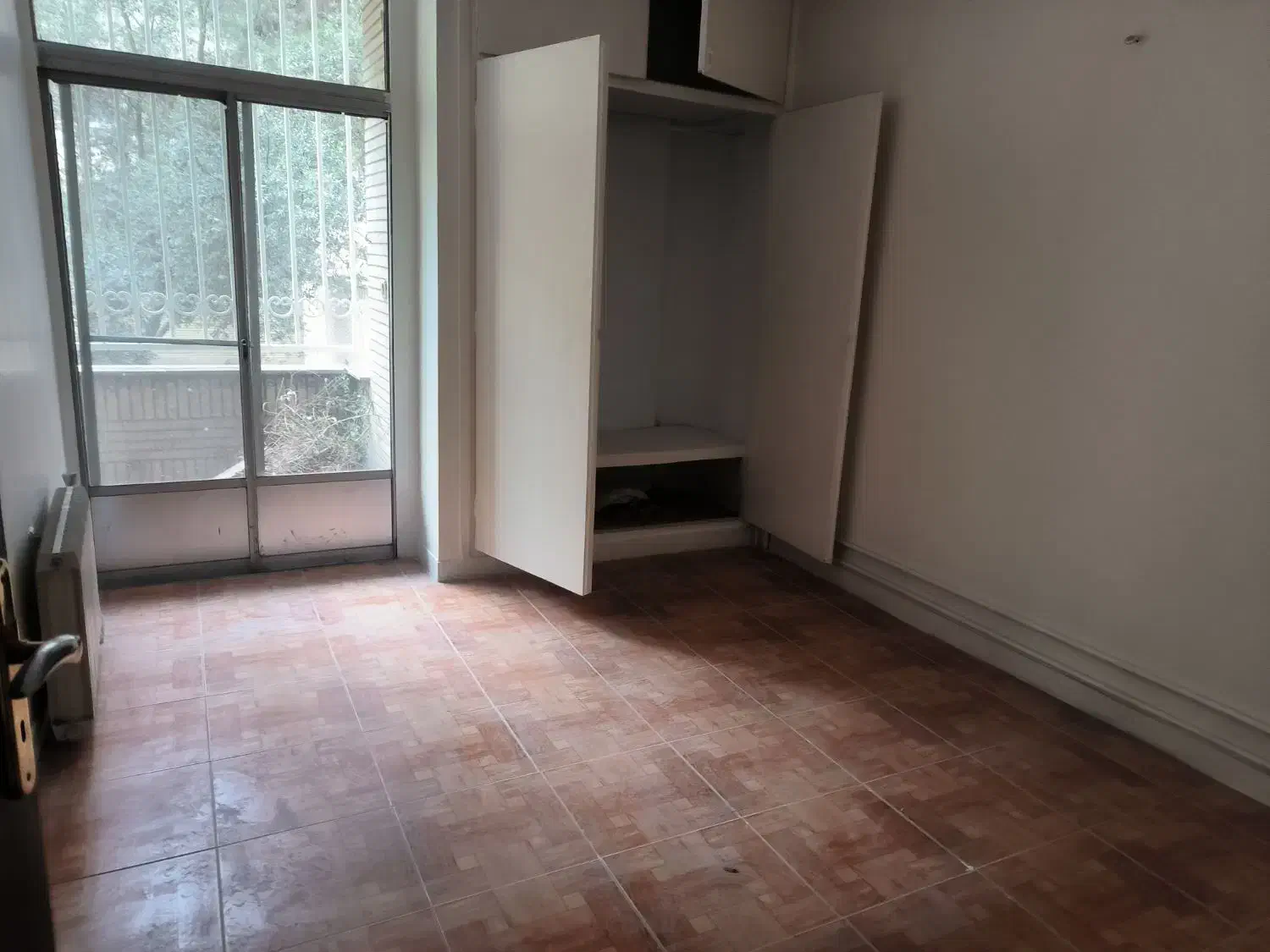 آپارتمان فلکه اول ۱۰۰ متر دو خواب طبقه اول