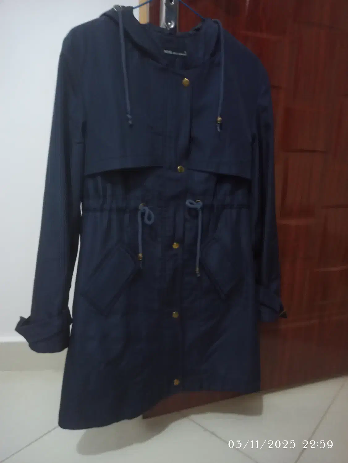 بارانی|لباس|میانه, |دیوار