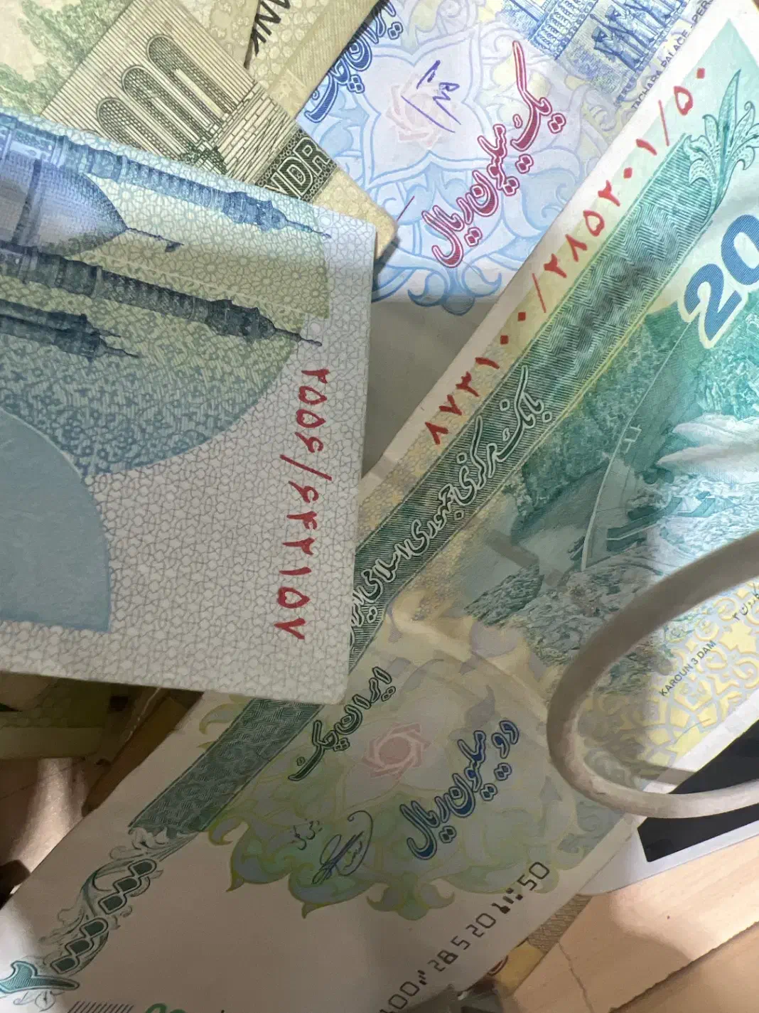 مدارک گمشده|اشیا|بومهن, |دیوار