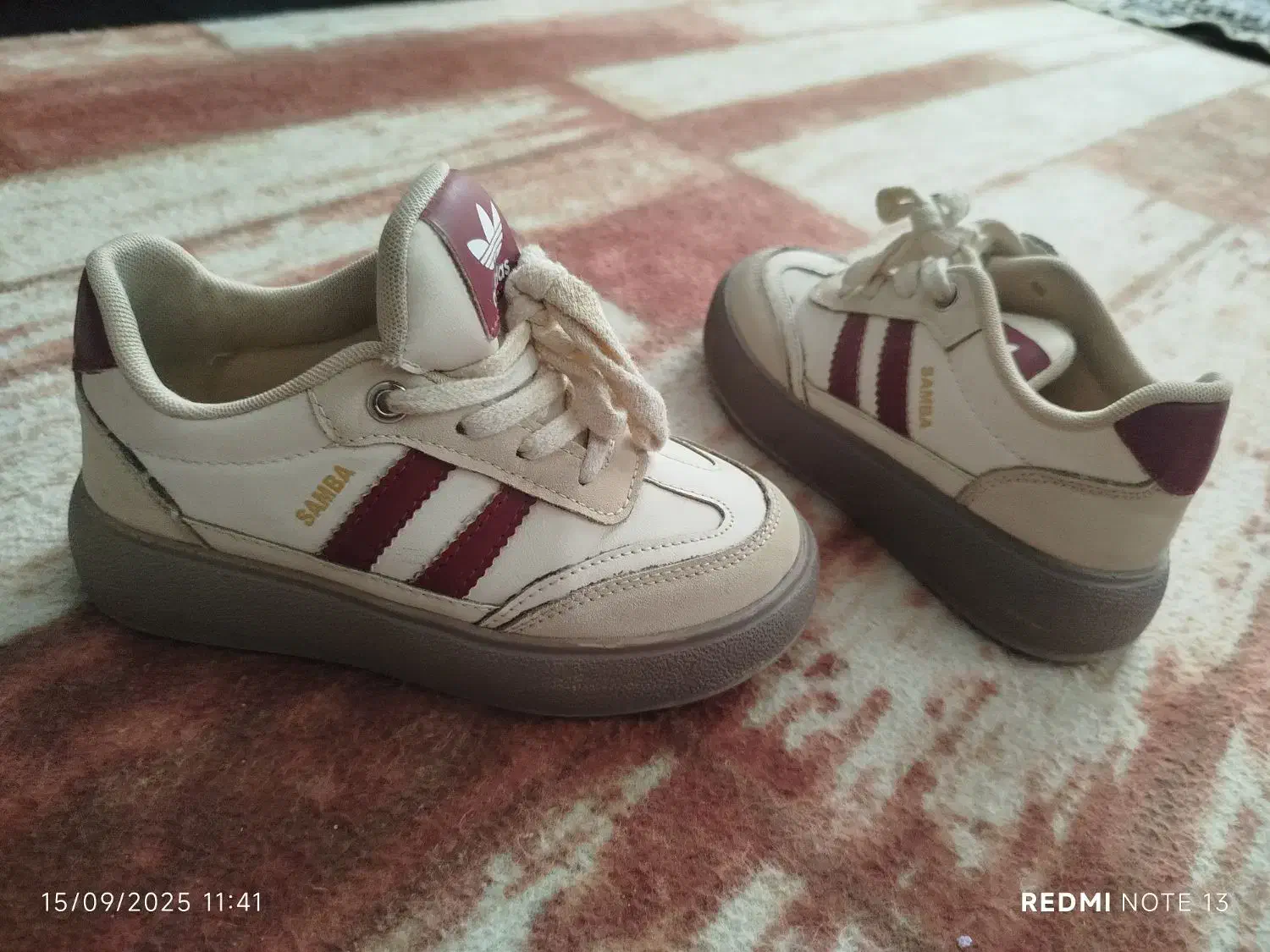 کفش|کیف، کفش، کمربند|خوی, |دیوار