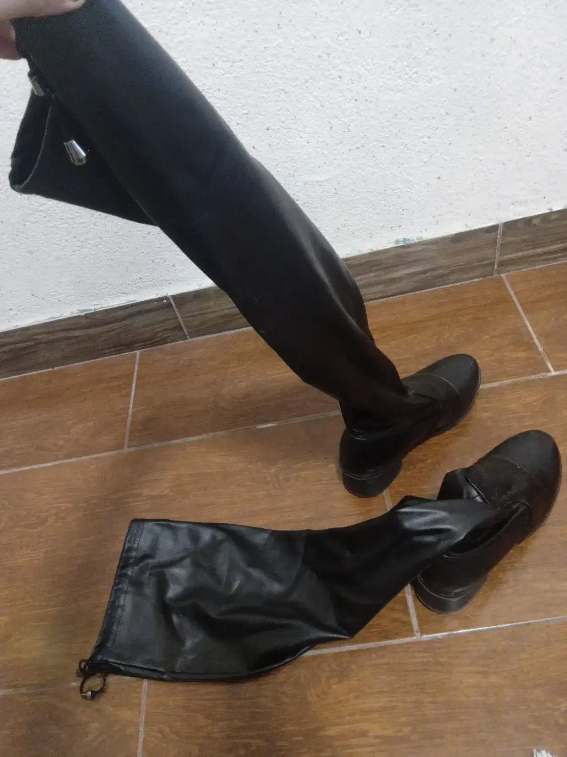 پوتین جورابی درحدنو و کفش|کیف، کفش، کمربند|رشت, منظریه|دیوار