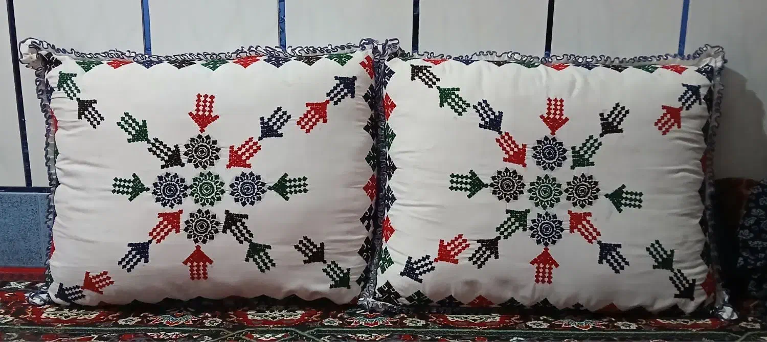 دو عدد بالشت پشتی با یک عدد روتختی|رختخواب، بالش، پتو|زاهدان, |دیوار