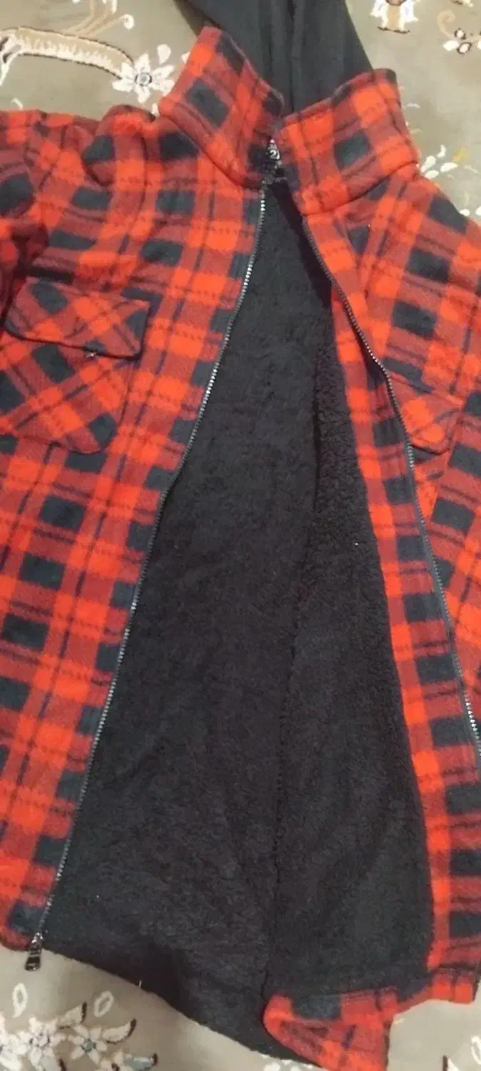 پالتو رنگ قرمز|لباس|آمل, |دیوار