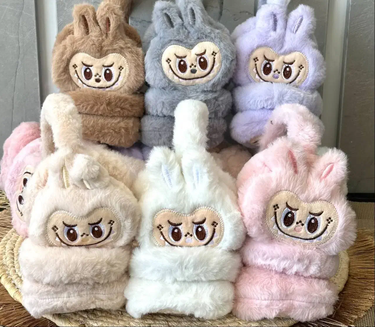 گوشگیر لبوبو|لباس|راور, |دیوار