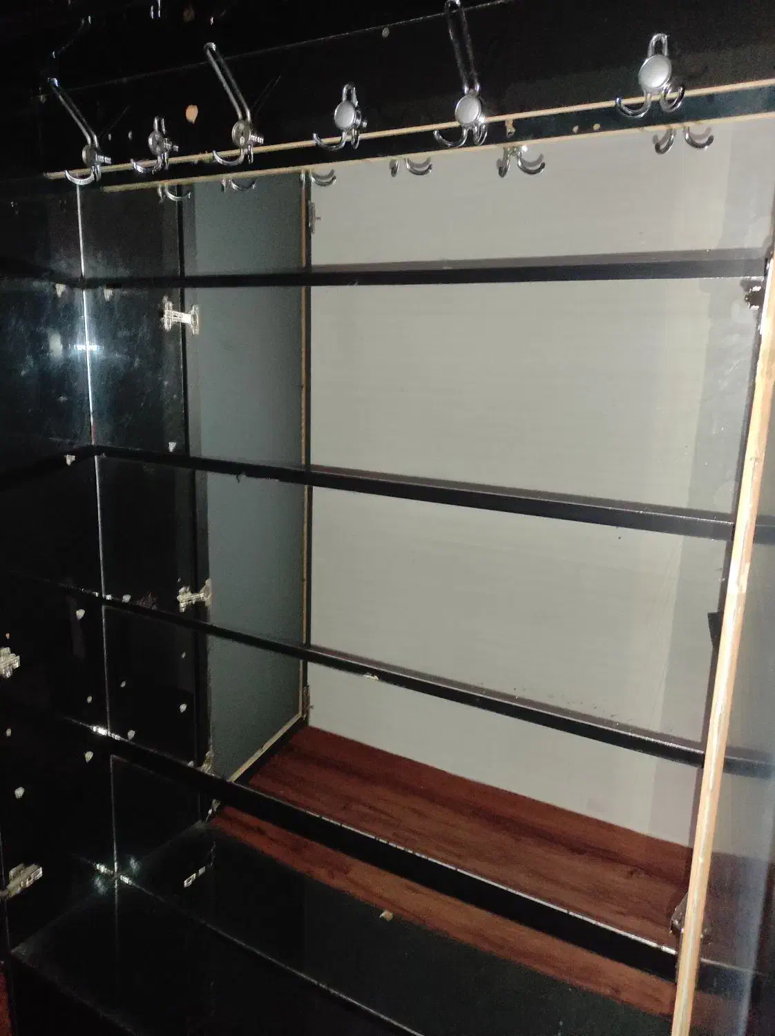 کمد دیواری برای آویز لباس و آینه قدی|کتابخانه، شلف، قفسه‌های دیواری|ساری, |دیوار