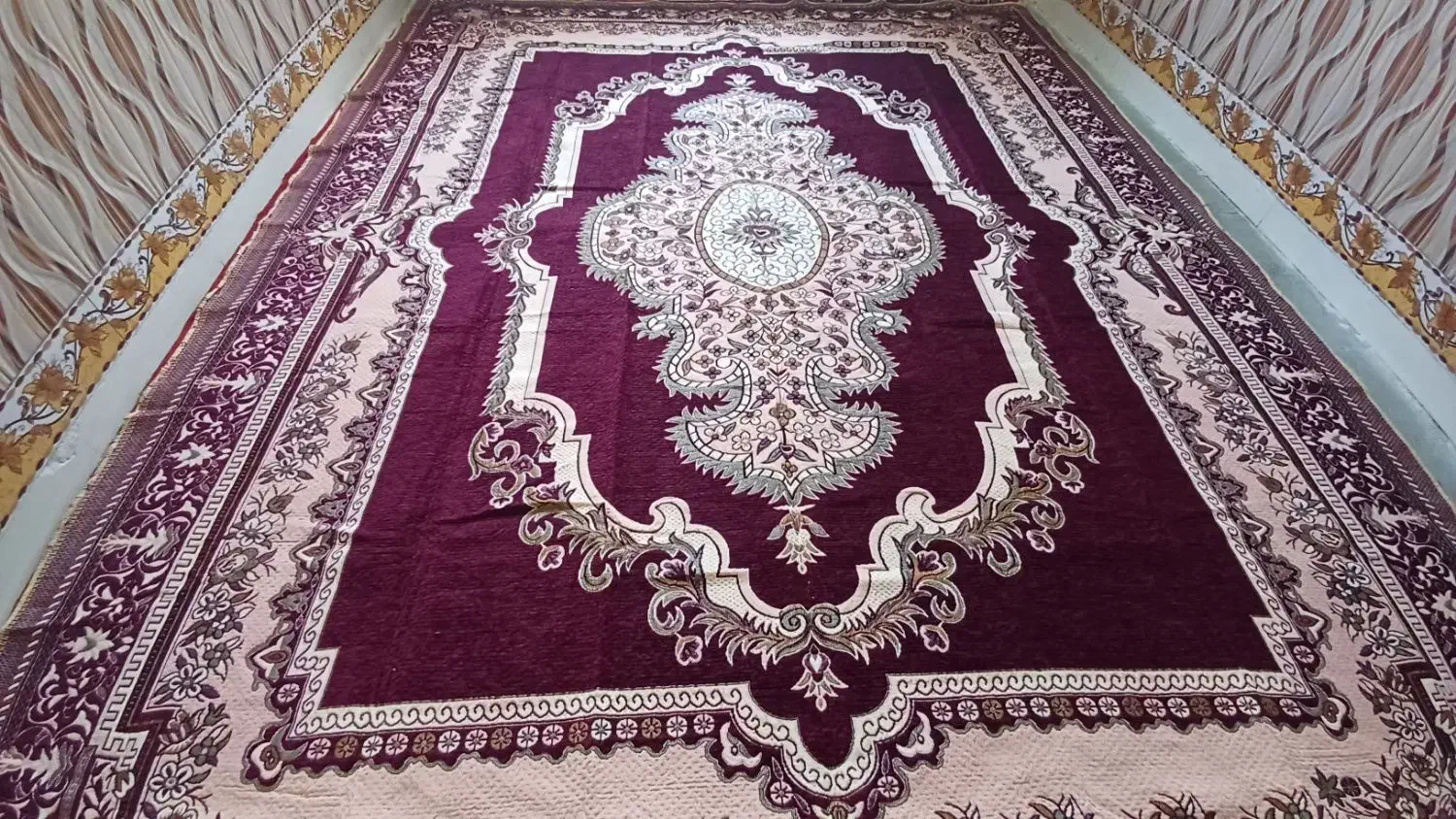 یک عددروفرشی مخمل گل برجسته کاملا نو|روفرشی|یاسوج, |دیوار