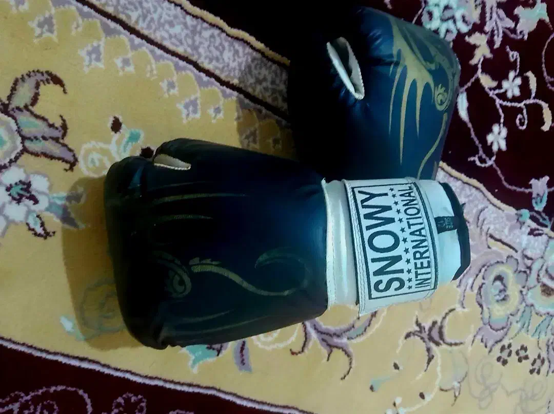 دست کش بوکس و لباس|لباس|کوهدشت, |دیوار