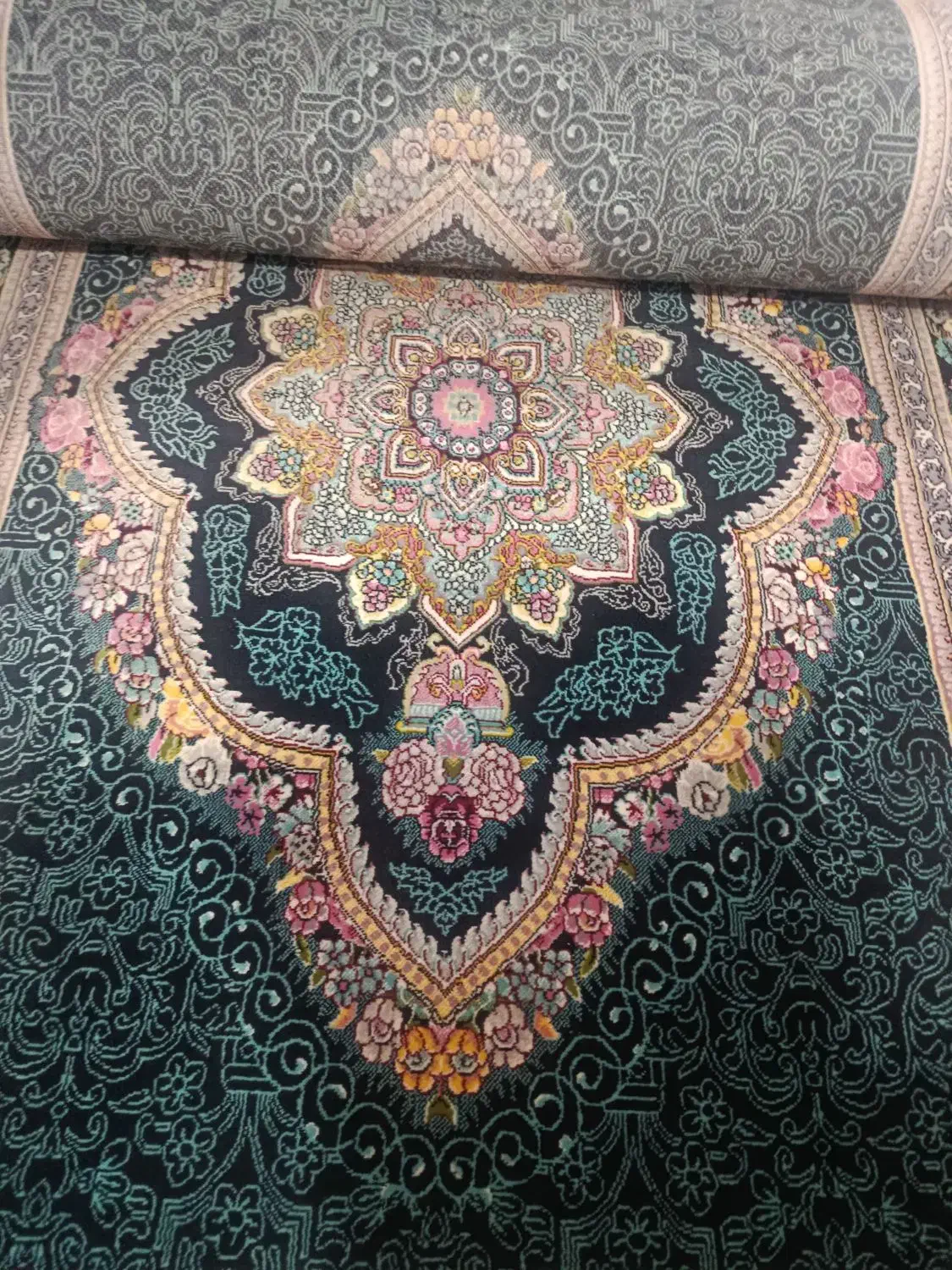 فرش کناره|فرش|هشتگرد, هیو|دیوار